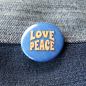 Preview: Ansteckbutton Love and Peace auf Jeans